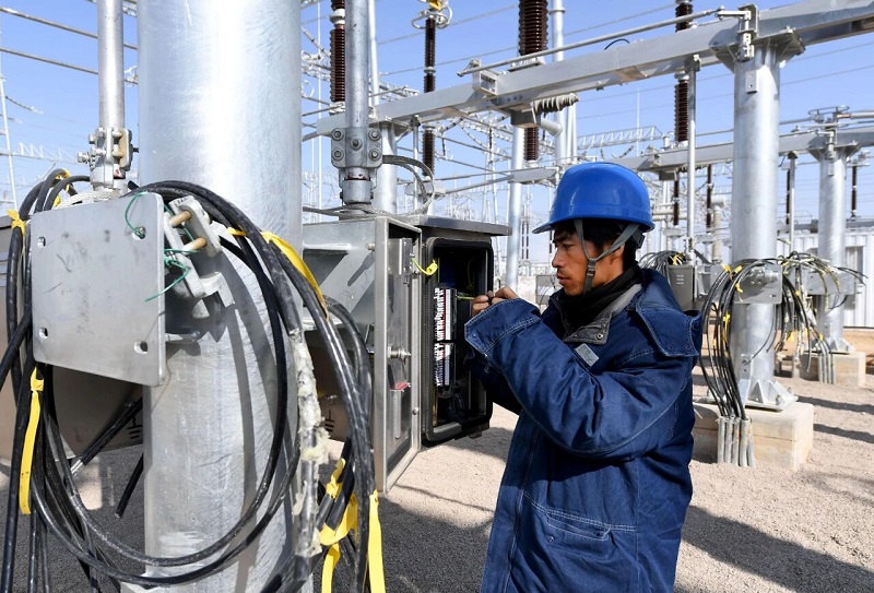 Întrerupător SF₆: O componentă critică a rețelelor electrice de înaltă tensiune, oferind performanțe superioare prin electronegativitate ridicată și o capacitate de stingere a arcului de 100 de ori mai mare decât aerul. Întrerupător SF₆: O componentă critică a rețelelor electrice de înaltă tensiune, oferind performanțe superioare prin electronegativitate ridicată și o capacitate de stingere a arcului de 100 de ori mai mare decât aerul.